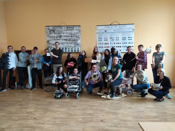 Oktáva: No Backpack Day, ve středu Červený den, ve čtvrtek Pyžamový den 