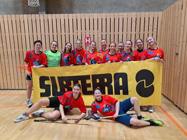 Hlášení místního sportovního rozhlasu: Nejlepší florbalistky okresu z našeho gymnázia