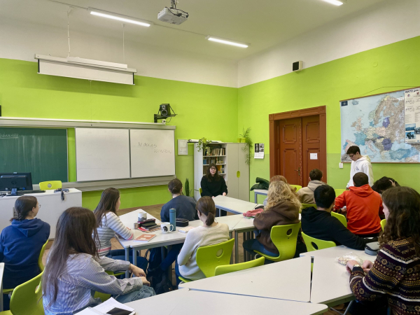    Dalším dílem pokračoval seriál „Překladatelský oříšek“