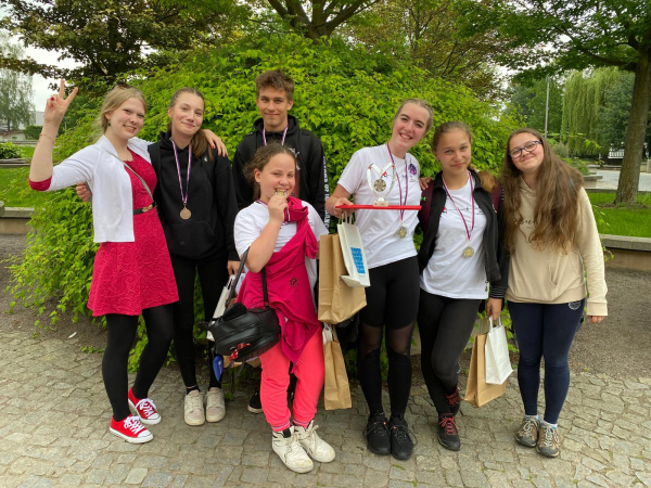 Studentky Liliana Polická a Eva Pavelková ze 3.A úspěšně vychovávají mladé zdravotníky 