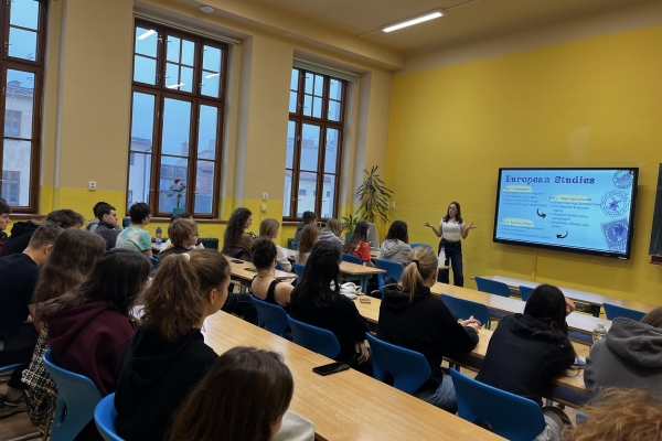 Absolventi našeho gymnázia se k nám vracejí jako bumerang 